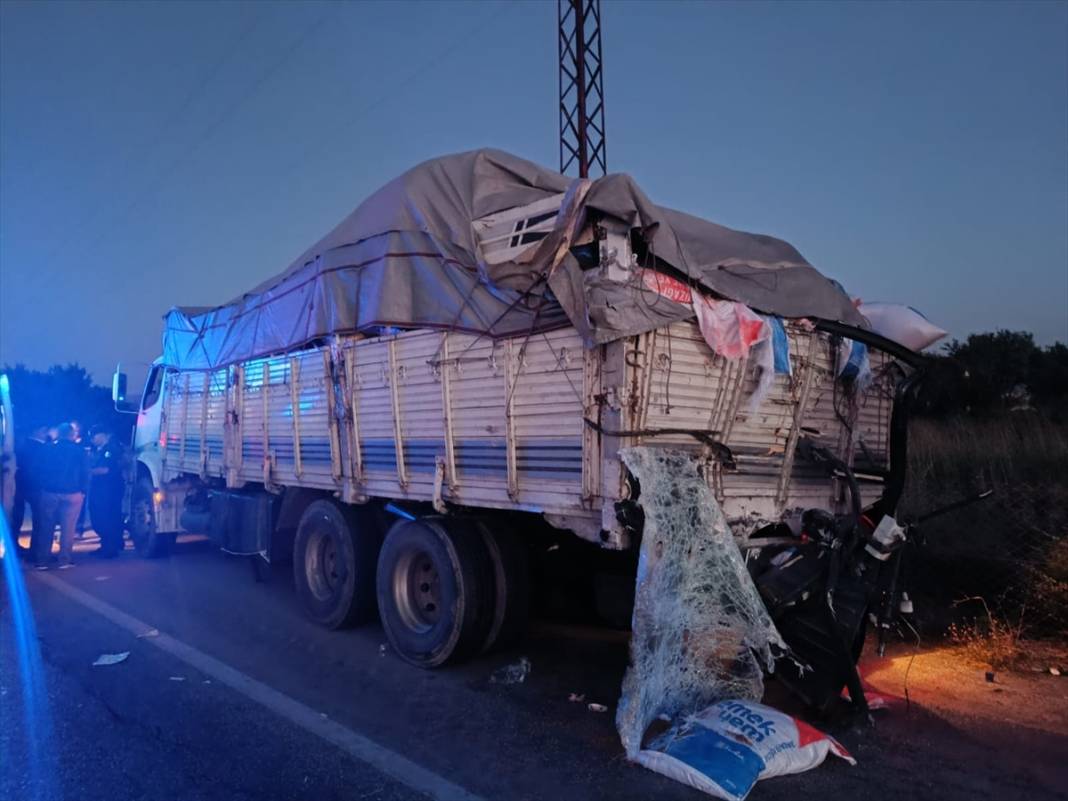 Yolcu otobüsü, yem yüklü kamyona çarptı! Ölü ve yaralılar var 13